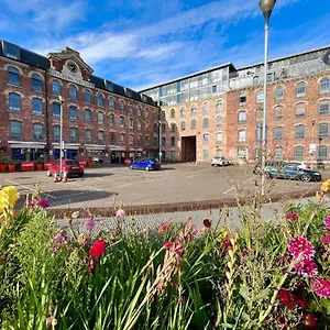 Modern 2 Bedroom By Train Station Apartment