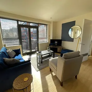 Modern 2 Bdr Flat In Centre With Free Parking Apartment